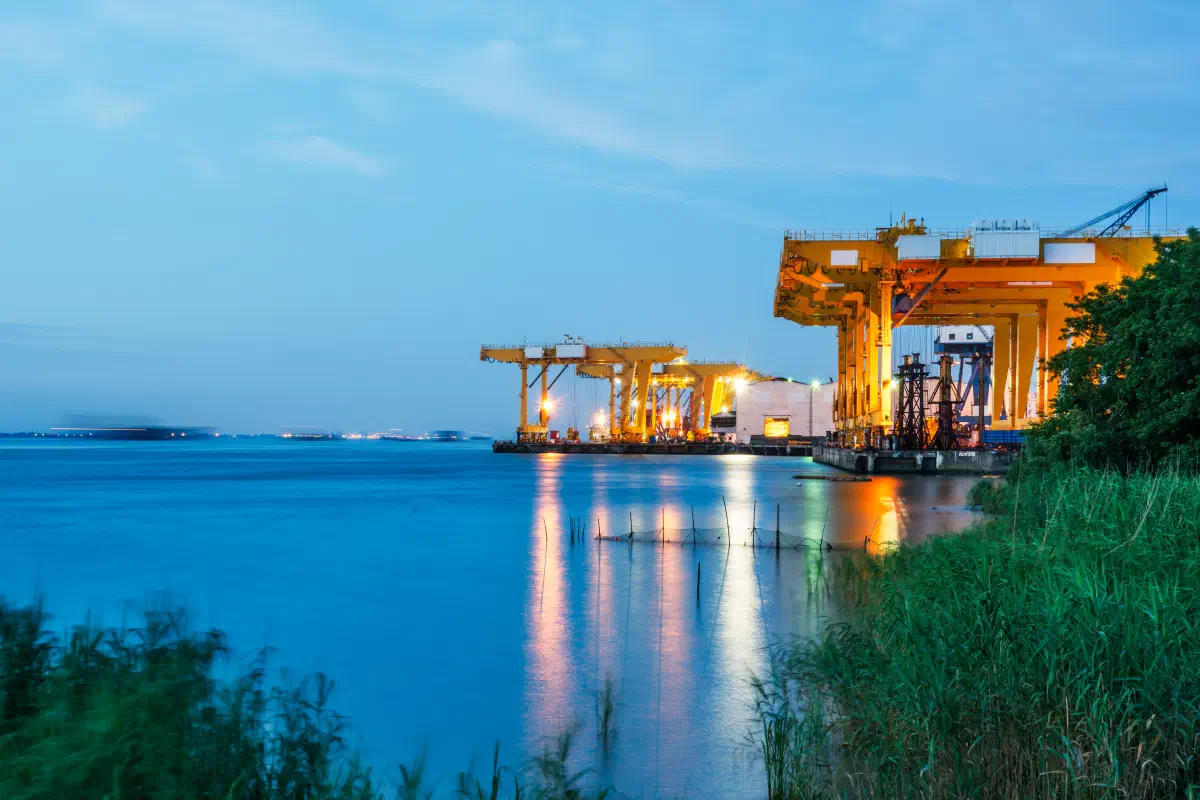Shipping harbor